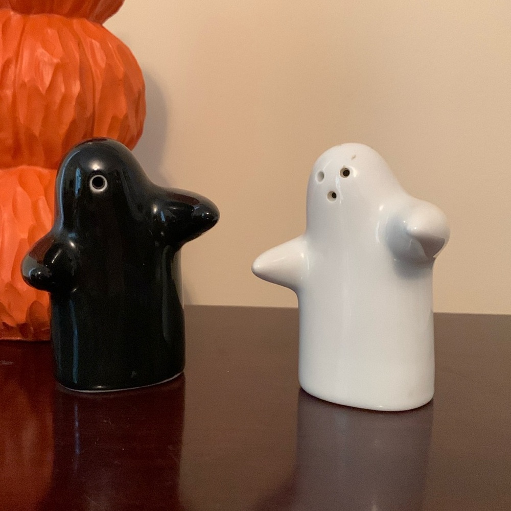 📌 Vintage Hugging Black + White Ghosts Salt & Pepper Shakers